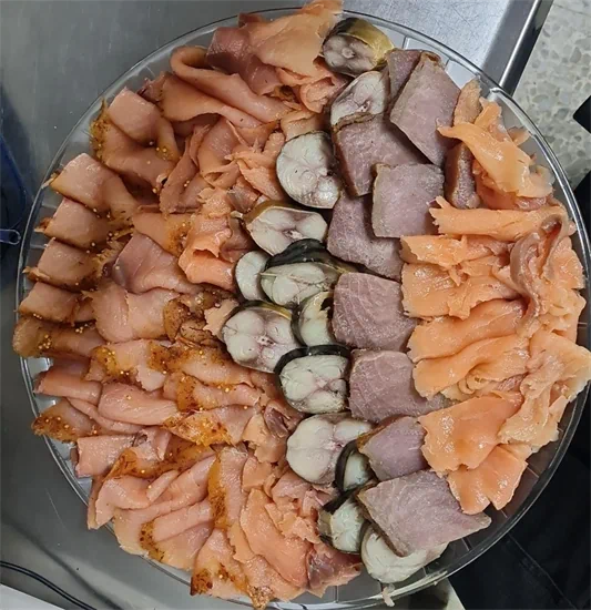 פלטת דגים מעושנים<br>טונה, מקסל וסלמון